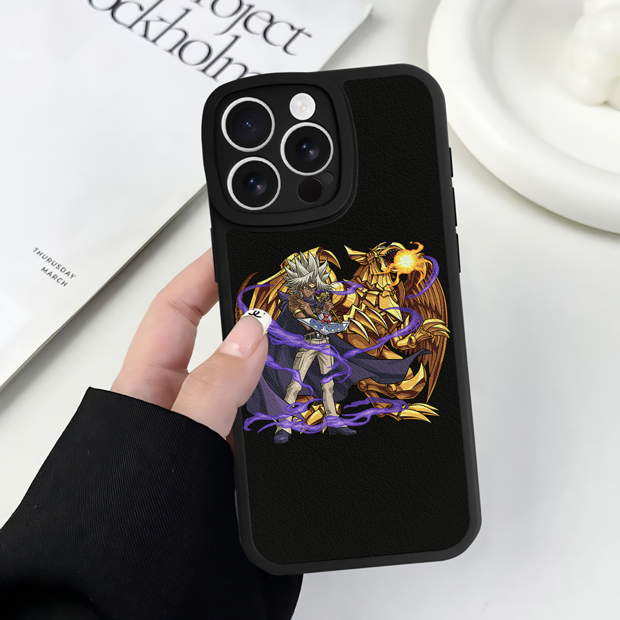 （画像用） 遊☆戯☆王 Yu-Gi-Oh! 【iPhone 16シリーズ対応】シリコンスマホケース（レザー調） 材質：シリコン